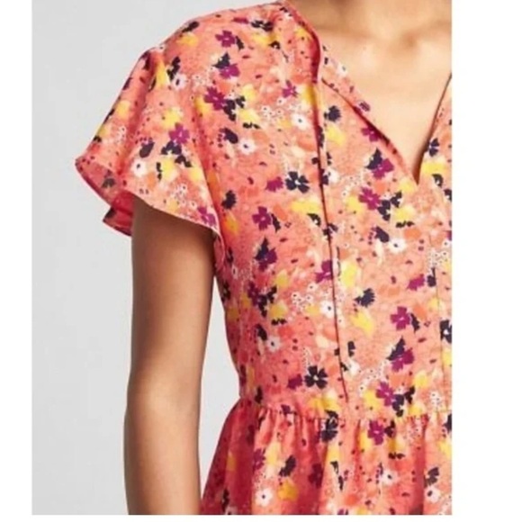 Gap floral peplum blouse with flutter sleeves. - Picture 11 of 12